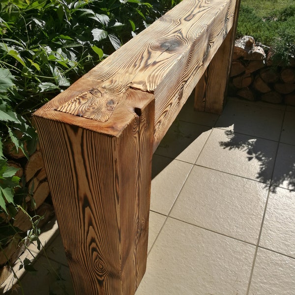 Table console faite de vieilles poutres en bois massif assemblées en queue d'aronde. Style rustique. Ferme grange moderne. Fait à la main.