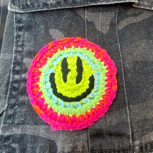 Hand Crochet, UV activated, Smiley Face, Patch 9cm diameter