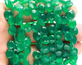 Puede incluir: Una hebra de cuentas de piedras preciosas verdes. Las cuentas son facetadas y tienen una forma redondeada, ligeramente en forma de lágrima.