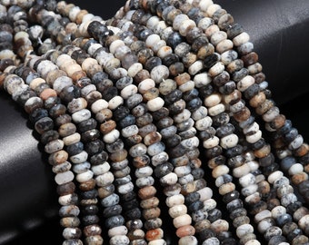Op de afbeelding: Een streng witte, grijze en zwarte opaal kralen. De kralen zijn rond en hebben een gladde, gepolijste afwerking.