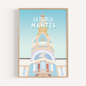 Peut inclure: Une affiche illustrant La Tour Lu Nantes, un bâtiment avec un dôme doré et un oiseau au sommet. Le texte "LA TOUR LU NANTES" est écrit en lettres bleu turquoise.