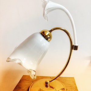 Preciosa lámpara de mesa Hollywood Regency con pantalla de cristal de Murano y flor.