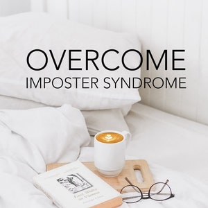 Könnte beinhalten: Eine weiße Kaffeetasse mit Latte Art, ein Buch und eine Brille auf einem Holztablett, auf einem weißen Bett. Der Text "OVERCOME IMPOSTER SYNDROME" steht oben, mit dem Text "How To Stop Feeling Like an Imposter and Build Self-Confidence at Work and in Life" unten.