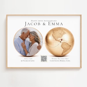 Może przedstawiać: Oprawiony wydruk rocznicowy z tekstem Happy 50th Anniversary, Jacob & Emma, Since 1976, 50 Years of Love oraz Where We First Met, Cayo Santa Maria, Cuba. Zawiera okrągłe zdjęcie pary oraz złoty globus z kodem QR.