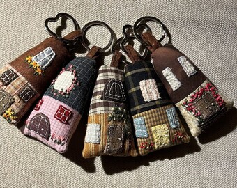 Keyring mini rustic house