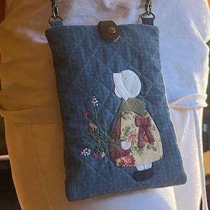 Bolsito de tela azul bordado a mano con estampado campestre – Hecho a mano en patchwork, ideal para móvil y objetos pequeños