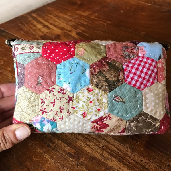 Boîte à couture avec douille métallique d'hexagones patchwork