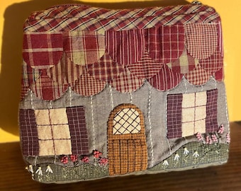Neceser Casa Rústica Patchwork – Bolsa Bordada a Mano con Tejado Granate