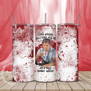 Può includere: Un bicchiere bianco con un motivo a spruzzo rosso e il testo "Mi piacciono le persone come mi piace il mio tè in una busta sott'acqua". Un uomo con il naso sanguinante tiene una tazza su cui è scritto "Have a Killer Day".