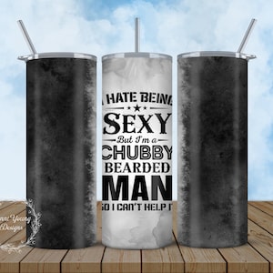 Puede incluir: Una taza de cerámica blanca con un asa negra y el texto "But First, Coffee" en negro, con una fuente de estilo manuscrito. La taza está sobre una superficie blanca.