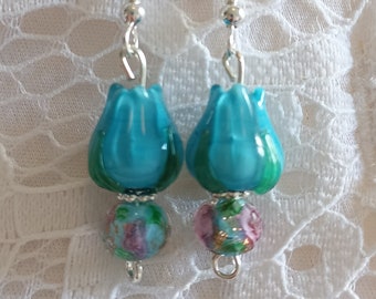 Pendientes de flores de color verde azulado