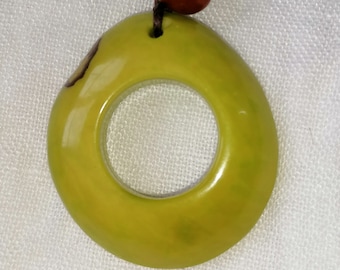 Pendentif noix de Tagua vert anis