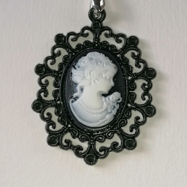 Pendentif camée blanc noir