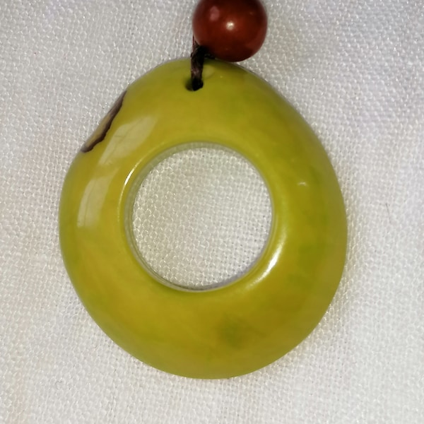 Pendentif noix de Tagua vert anis