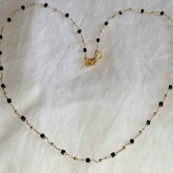 Collier plaqué or 18 k cubes noirs