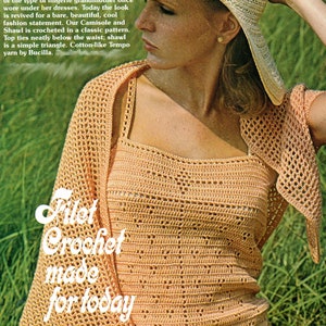 Könnte beinhalten: Ein gehäkeltes Oberteil und ein Schal in hellpfirsichfarben. Das Oberteil ist ärmellos und hat einen runden Ausschnitt. Der Schal ist ein einfaches Dreieck. Der Text "Filet Crochet made for today" ist auf dem Bild gedruckt.