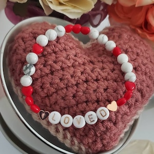Pulsera Letra Personalizable de Howlita Blanca y Corazones Rojos