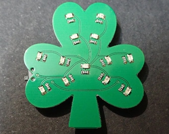 Insignia LED intermitente con trébol del día de San Patricio.