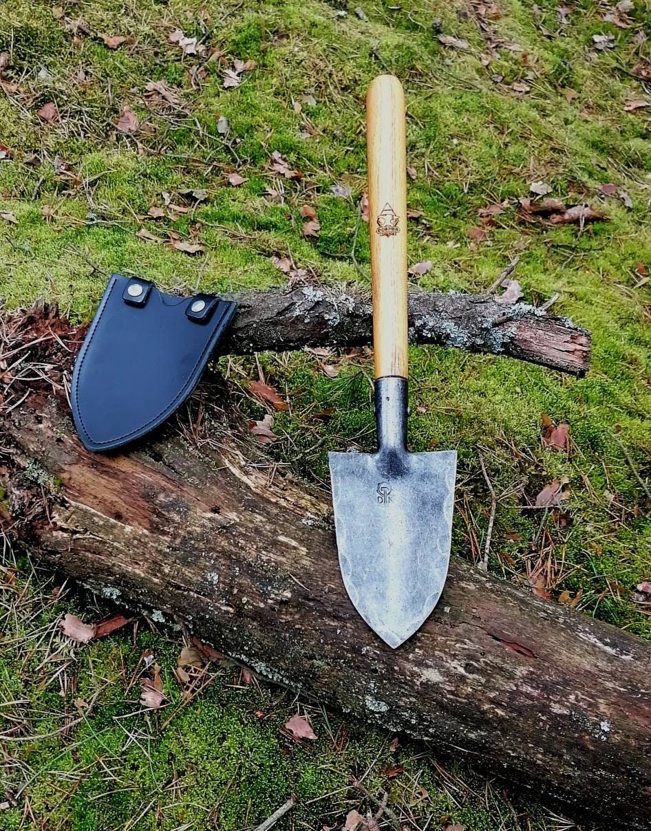 Titanium clearance folding shovel