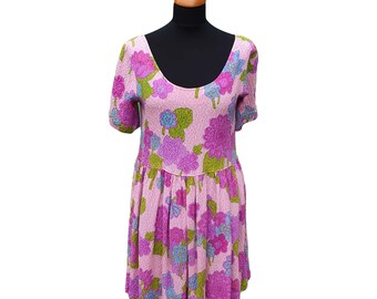 Pink silk dress with short sleeves and floral pattern