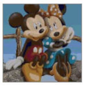Puede incluir: Una figura de Mickey Mouse y Minnie Mouse sentados juntos en una valla de madera. Mickey lleva pantalones cortos rojos y zapatos amarillos, mientras que Minnie lleva un vestido de lunares azules y blancos y zapatos amarillos. Ambos sonríen y se miran.
