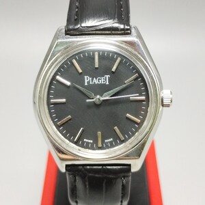 Rare vintage PIAGET 17 jewels Swiss made manual winding Black dial men's watch.