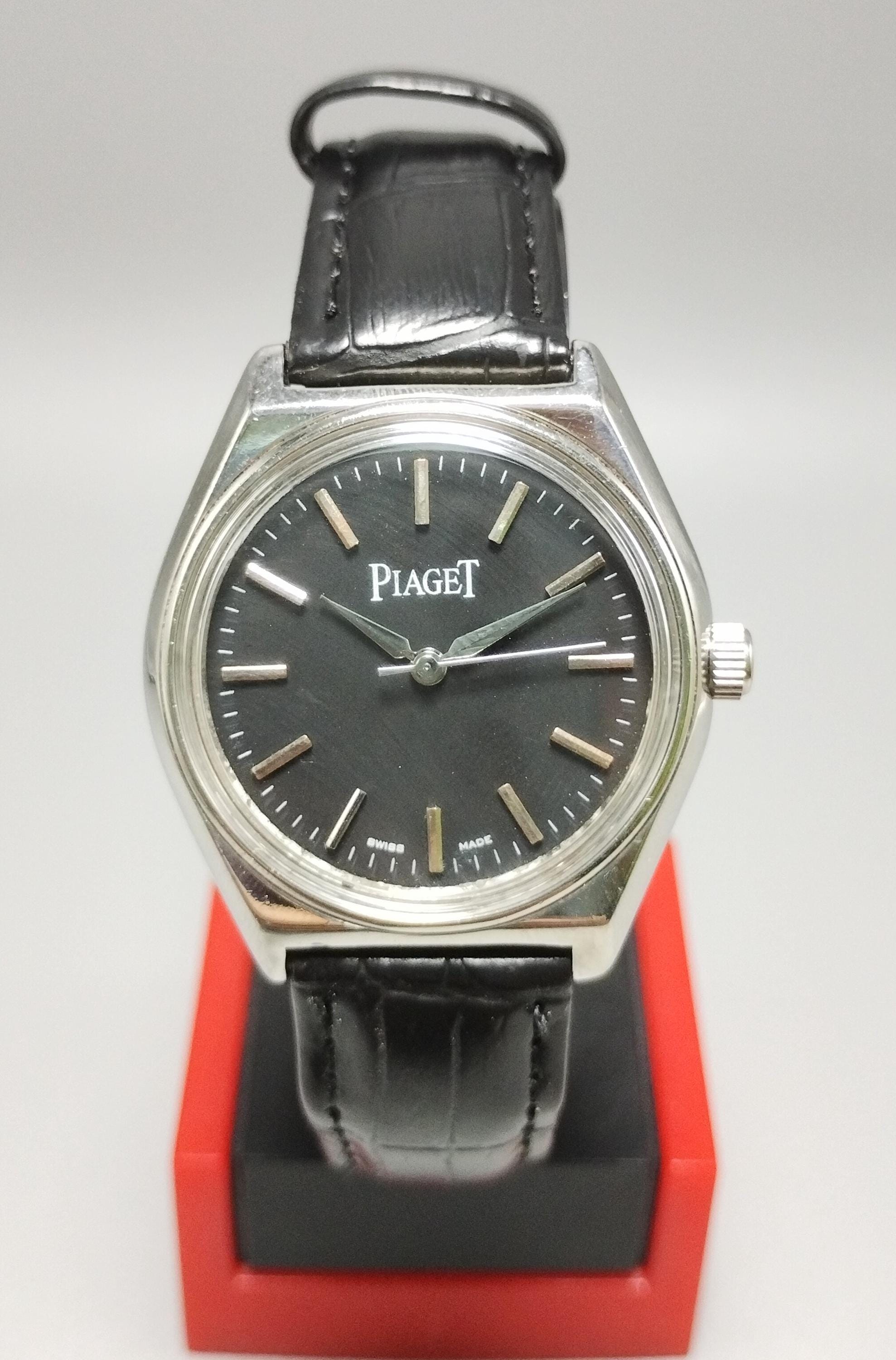 Raro reloj vintage PIAGET de cuerda manual, fabricado en Suiza, con 17 joyas y esfera negra para hombre.