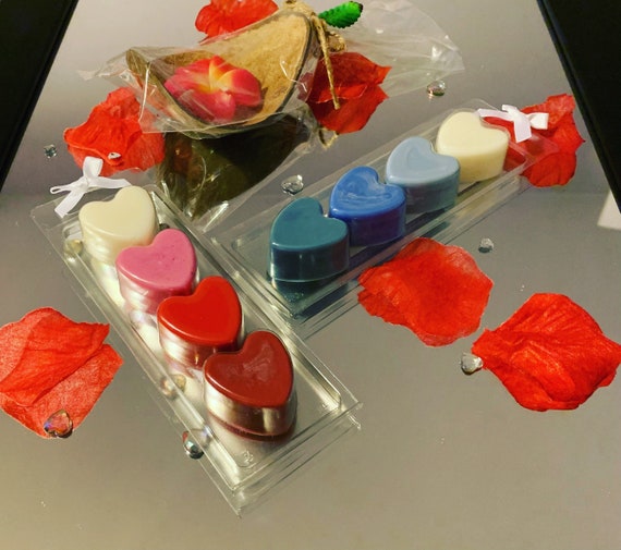 Wax Melt Set. 1 Pack of 4 individual scented melts in lovely heart shaped packaging.