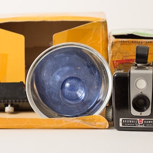 Vintage 1950s Kodak Brownie Hawkeye Flash Model Camera W/Flash Unit