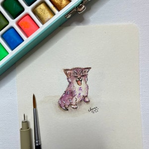 Oryginalna akwarelowa miniatura przedstawiająca małego, słodkiego fioletowego kotka o imieniu „Diablo”, miniaturowa grafika przedstawiająca malutkie kociątko