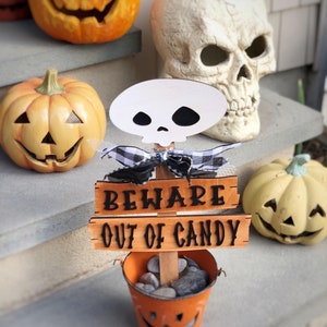 Paint With Fire の Beware-Out of Candy レーザーカット ファイル、DIY ハロウィーン サイン、Glowforge 用 SVG + その他のレーザー、ハロウィーン、頭蓋骨、杭 SVG
