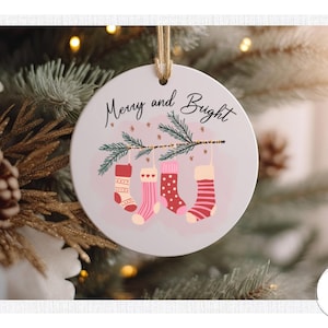 Fröhlich und hell Ornament | Personalisierte Keramik Weihnachtsornamente | Benutzerdefinierte runde Weihnachtsschmuck | Perfektes Geschenk für Weihnachten