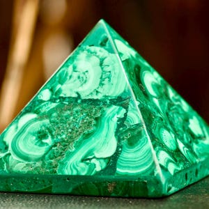Piramide di malachite naturale – Pietra decorativa del chakra del cuore in cristallo Congo, intagliata e lucidata a mano.
