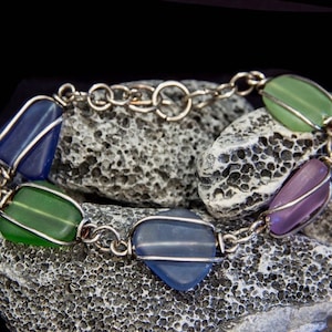Splendeur du verre de mer : bracelet artisanal avec monture en argent massif - cadeau bijoux bohème recyclé et perles pour elle