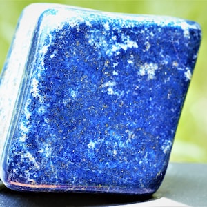 Pietra preziosa di lapislazzuli: cristallo blu naturale con inclusioni di pirite