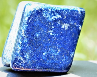 Kamień szlachetny Lapis Lazuli: naturalny niebieski kryształ z inkluzjami pirytu