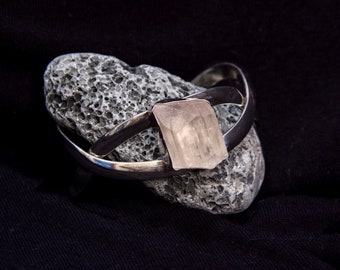 Pulseira de Kunzita Rosa: Joia Ajustável com Cristal de Prata e Pedras Preciosas