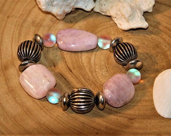 Bracciale in quarzo rosa fatto a mano: pietra preziosa naturale, argento nuovo e perline di vetro per gioielli