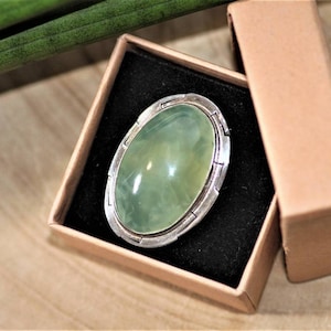 Anel de Prehnita: Anel ajustável em prata nova, pedra preciosa verde
