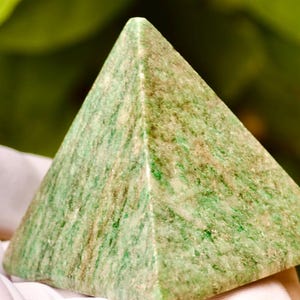 Pirâmide de Aventurina Verde – Cristal Talhada à Mão, Pedra do Chakra Cardíaco