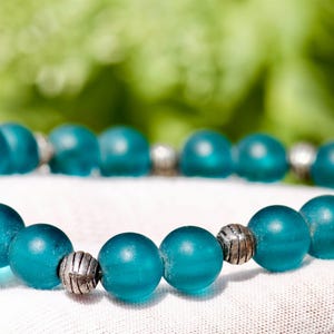 Sea Glass Beaded Bracelet – Ocean-Inspired Jewelry Frosted Glass Beads on Elastic Cord - Sustainable Handmade Unisex Gift