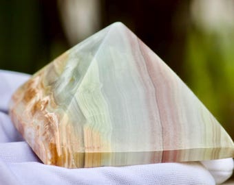 Roze gestreepte calcietpiramide: handgepolijste kristal voor de heling van het hartchakra.