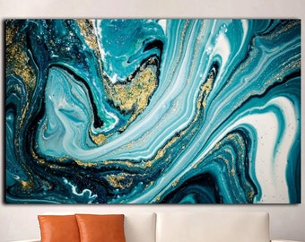 Op de afbeelding: Abstracte kunst canvas print met een wervelend ontwerp in tinten van teal, wit en zwart, geaccentueerd met gouden vlekken. Het kunstwerk wordt weergegeven boven een witte bank met oranje kussens, wat een moderne esthetiek creëert.