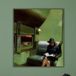 Puede incluir: Una pintura de una mujer en un vagón de tren verde, con un sombrero y leyendo un libro. El vagón de tren tiene una ventana con vista a una puesta de sol.