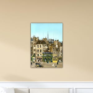 以下が含まれることがあります： ヨーロッパの街並みを描いたカラフルな絵画。お店や人々、ヴィンテージカーのある建物が描かれています。空は水色で、建物は茶色やベージュの様々な色合いです。