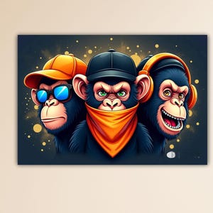 Puede incluir: Tres chimpancés con diferentes accesorios. Uno lleva una gorra de béisbol y gafas de sol, otro lleva un pañuelo y una gorra negra, y el tercero lleva auriculares.