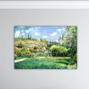 Pode incluir: Uma pintura de paisagem emoldurada retrata um dia ensolarado em um cenário rural. A obra apresenta colinas verdes onduladas, um caminho sinuoso e um céu azul brilhante com nuvens brancas fofas. Árvores e um pequeno edifício também são visíveis.