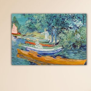 Pode incluir: Impressão emoldurada de uma pintura retratando uma cena de rio com vários barcos. A obra de arte apresenta uma paleta de cores vibrantes com tons de azul, verde e amarelo. Há figuras nos barcos e folhagem exuberante margeando a margem.