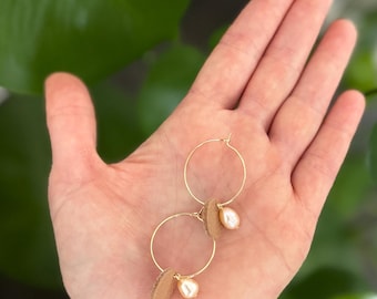 レザーパールフープピアス｜ニュートラルタンレザー｜淡水ナゲットパール｜ゴールドフィルドフープ｜ミニマル｜ハンドメイド｜女性へのギフト
