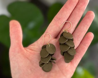 オリーブグリーンレザーのドロップピアス｜重ね付けレザーピアス｜ゴールドフィルドフック｜軽量ステートメントピアス｜モダンボヘミアンジュエリー
